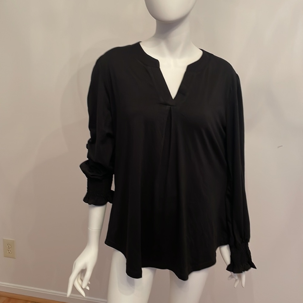 Women’s black long sleeve V-Neck T-Shirt XL NWOT